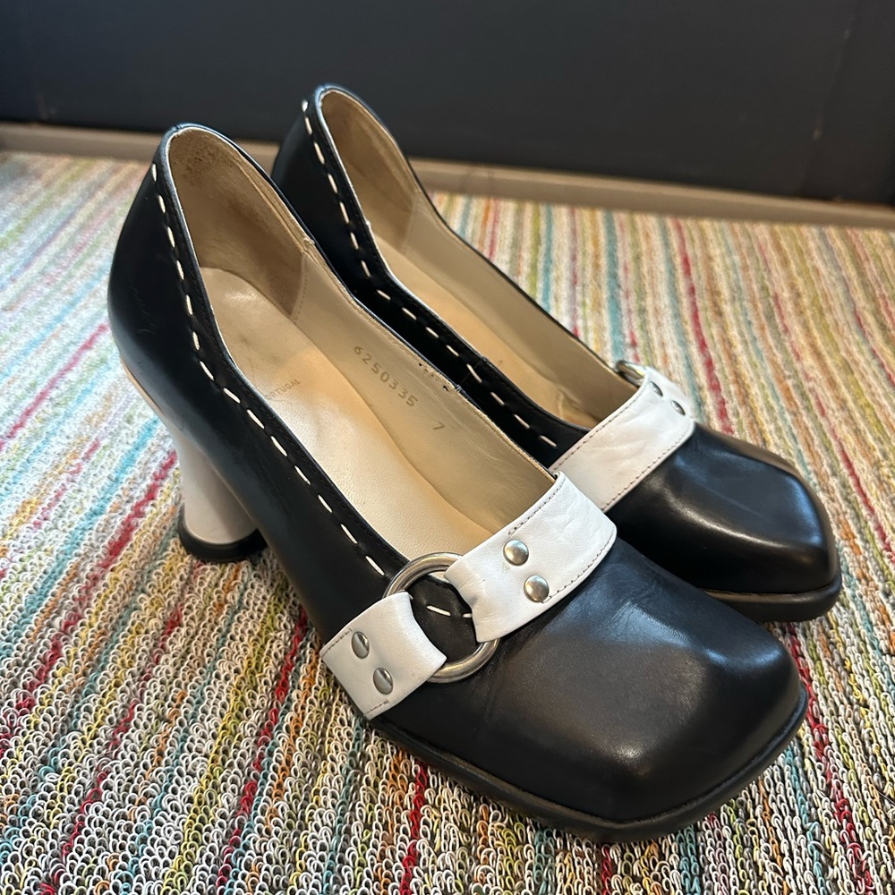 SOLD!! Fluevog VINTAGE EXCELLENT Choice Hi Vanny black/white heart heels❤️ 7 - Picture 2 of 16